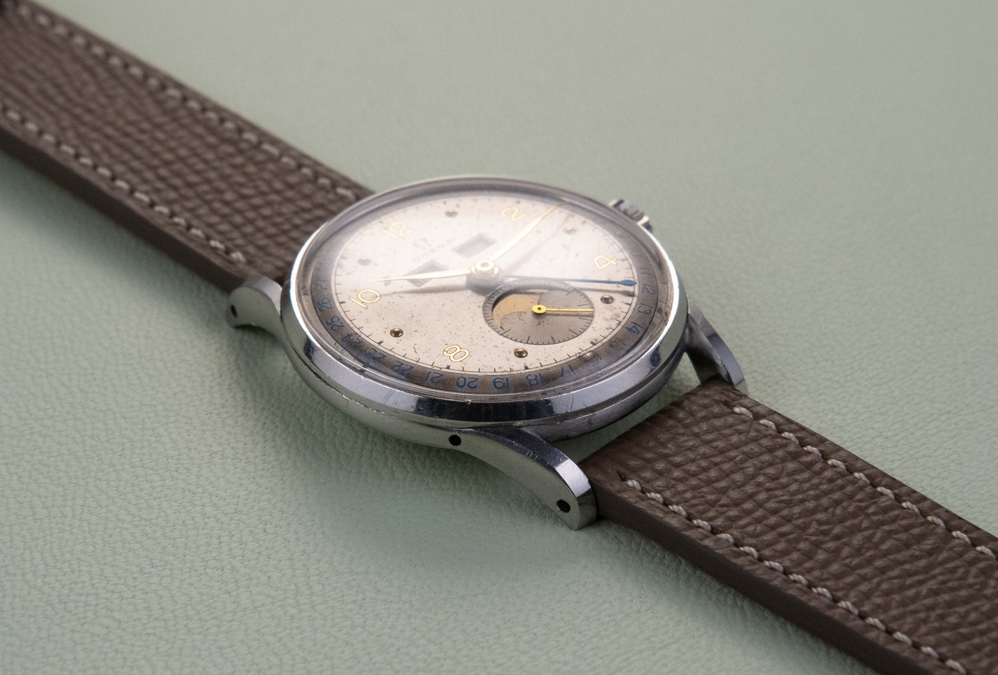 OMEGA Cosmic Triple Calendar Moonphase Ref 2471/1 (1946)