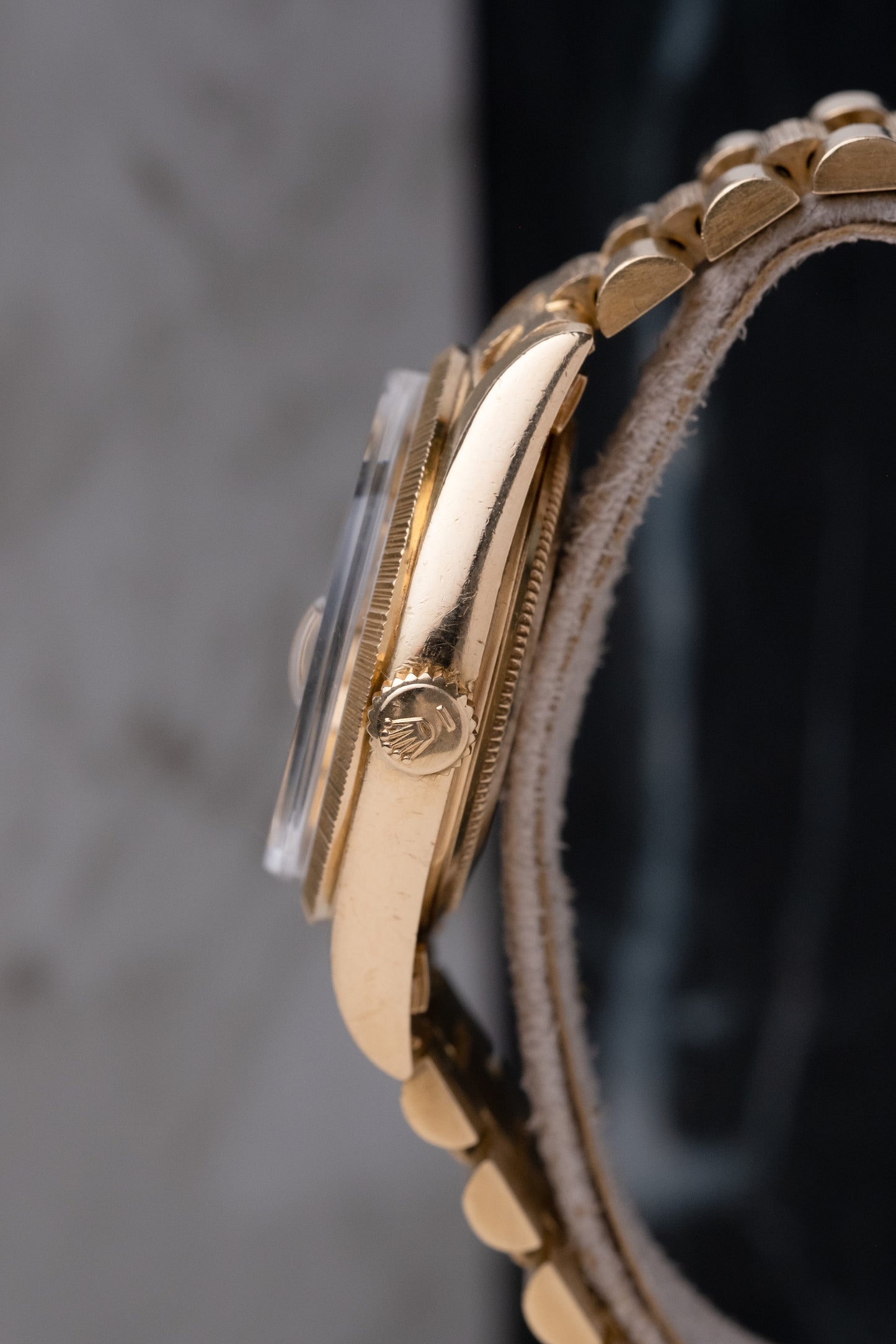 ROLEX Oyster Perpetual Day Date Ref. 1807 Bark finish President 18ct Yellow Gold (1973)