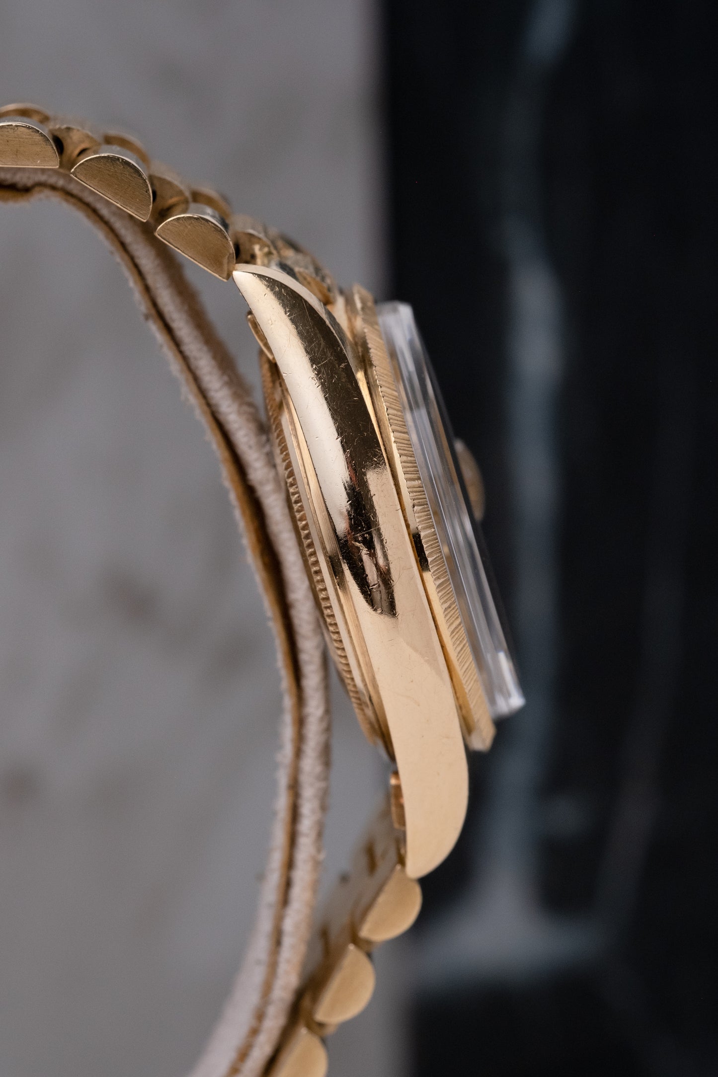 ROLEX Oyster Perpetual Day Date Ref. 1807 Bark finish President 18ct Yellow Gold (1973)
