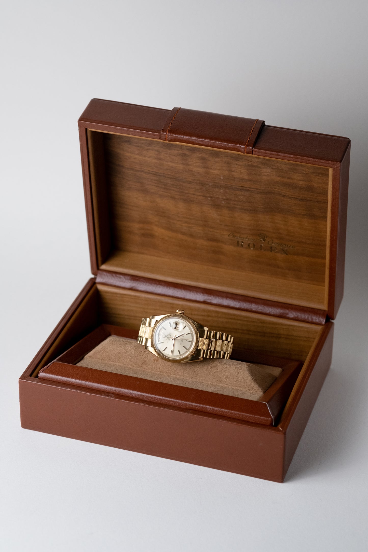 ROLEX Oyster Perpetual Day Date Ref. 1807 Bark finish President 18ct Yellow Gold (1973)
