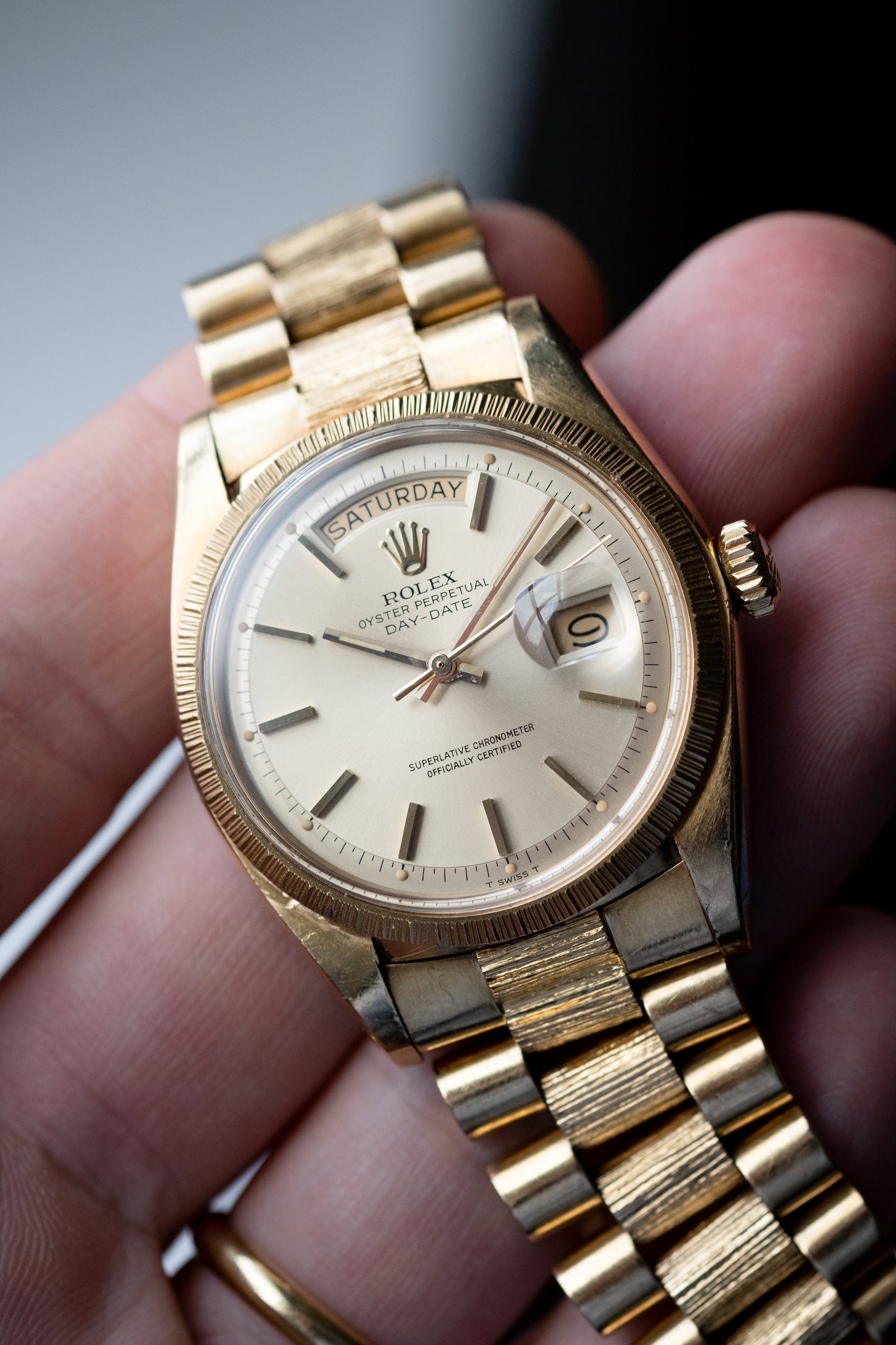 ROLEX Oyster Perpetual Day Date Ref. 1807 Bark finish President 18ct Yellow Gold (1973)