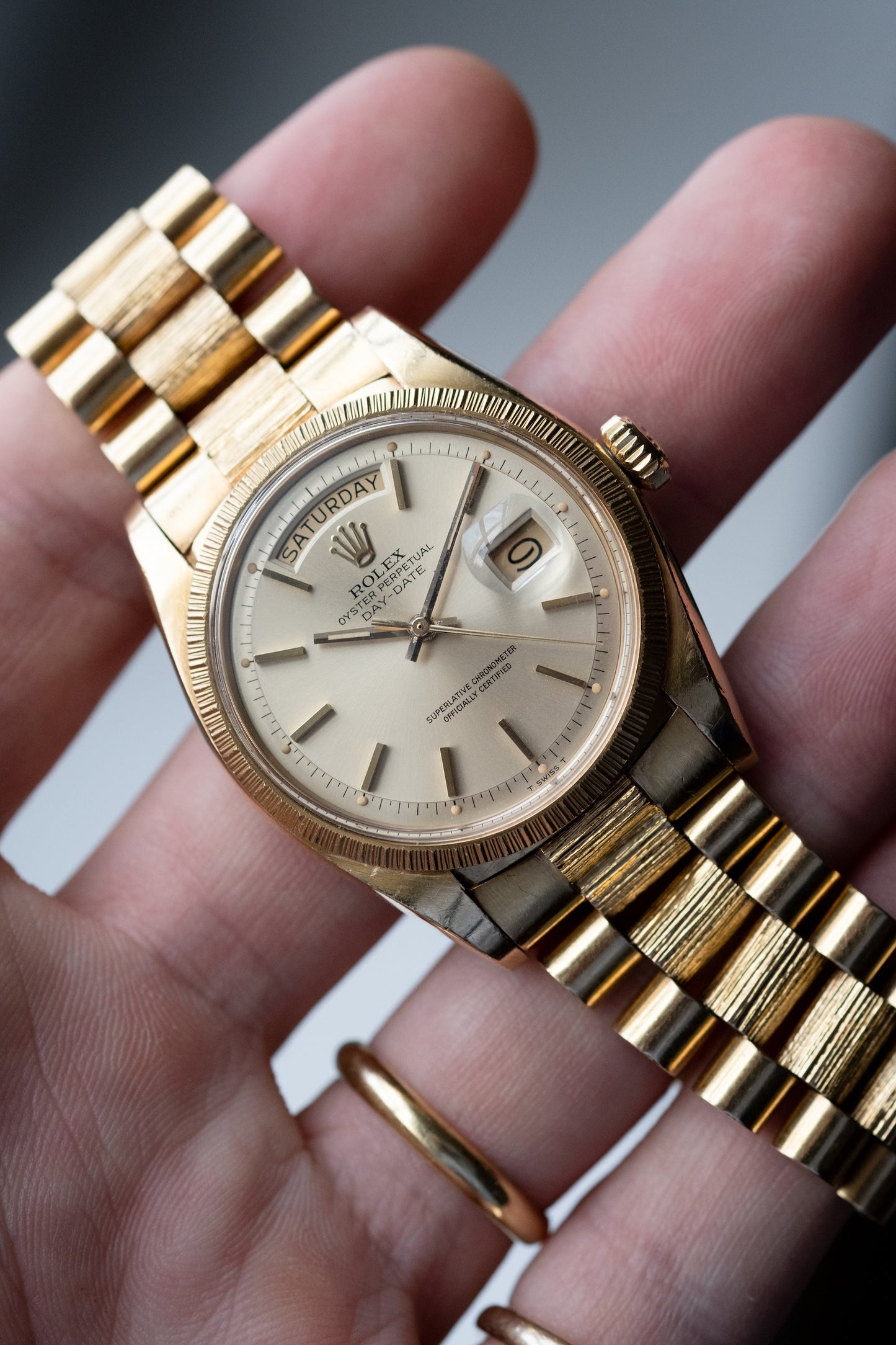 ROLEX Oyster Perpetual Day Date Ref. 1807 Bark finish President 18ct Yellow Gold (1973)