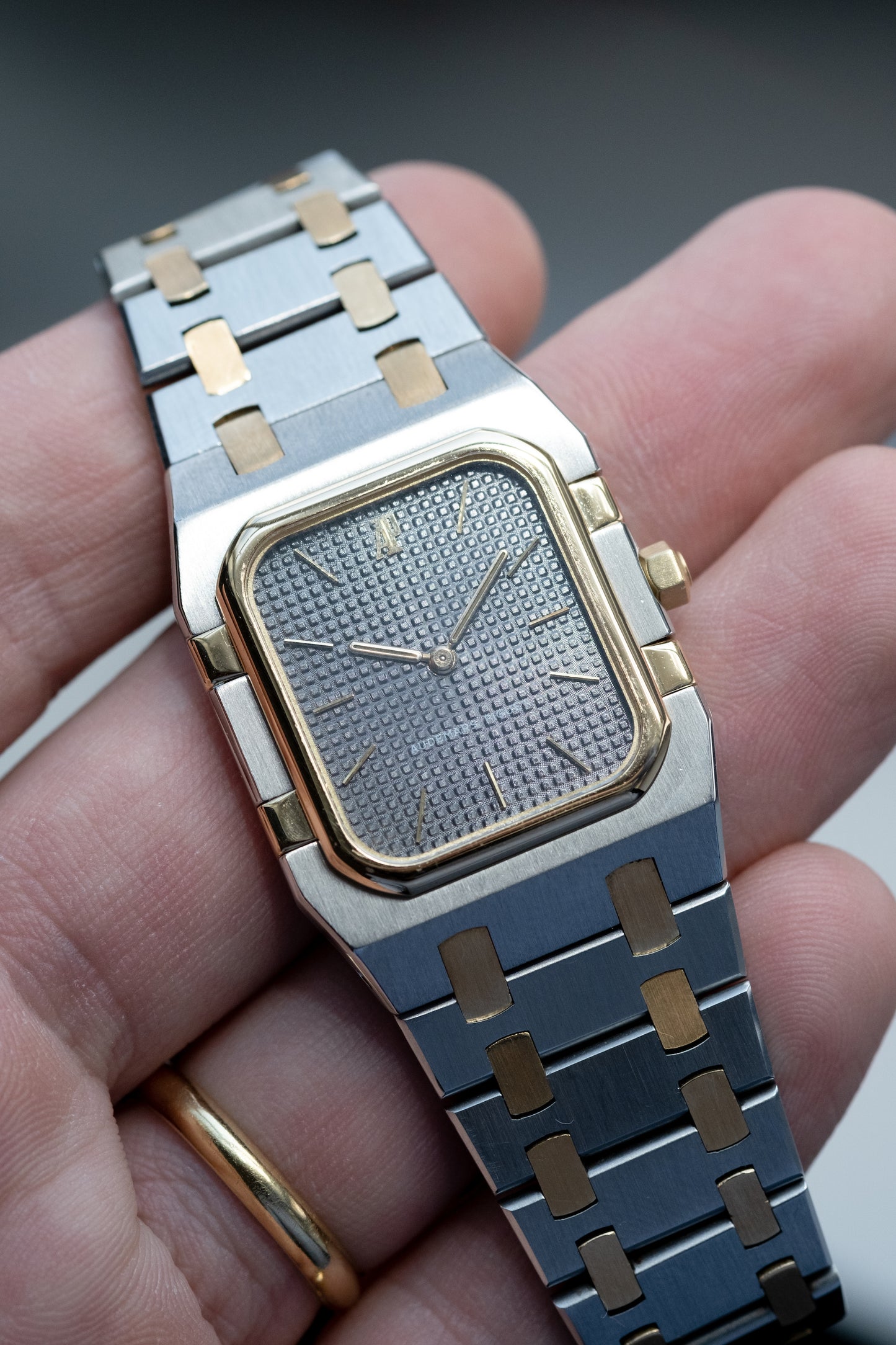 AUDEMARS PIGUET Royal Oak Rectangular Midsize Ref. 6005SA (c. 1980)