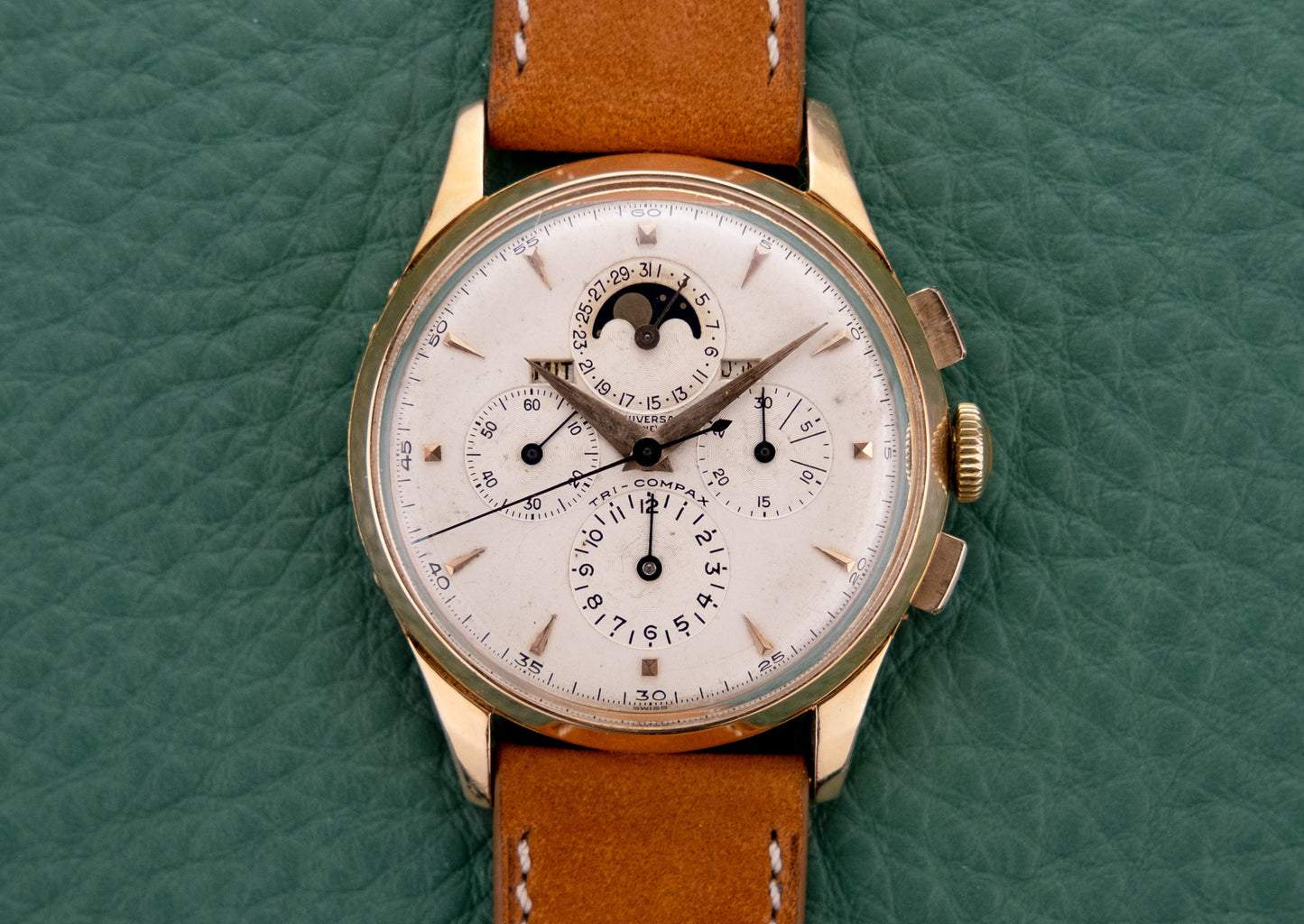 UNIVERSAL GENEVE 18k Gold Tri Compax Chronograph Moonphase Ref 12285 (1950)