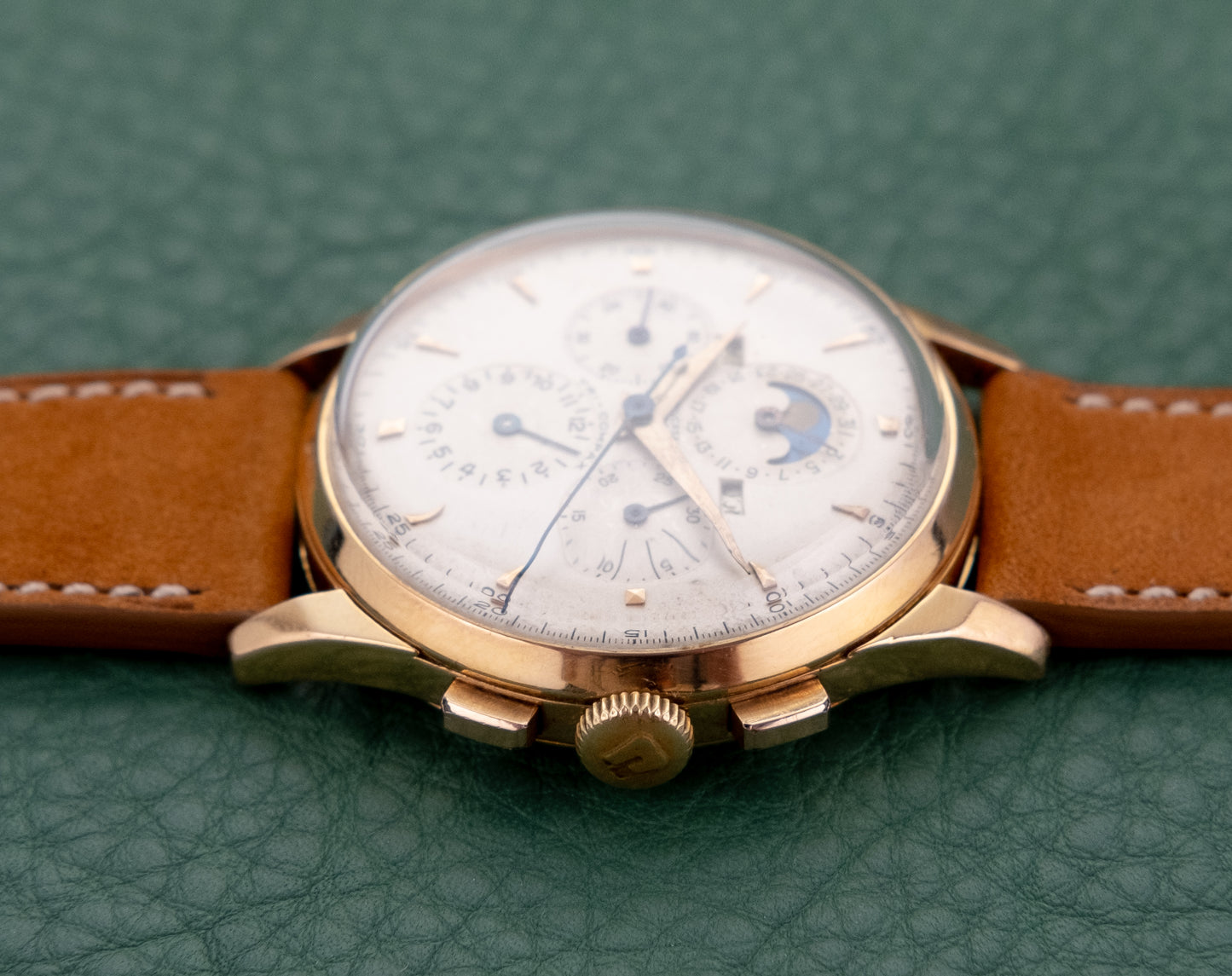 UNIVERSAL GENEVE 18k Gold Tri Compax Chronograph Moonphase Ref 12285 (1950)