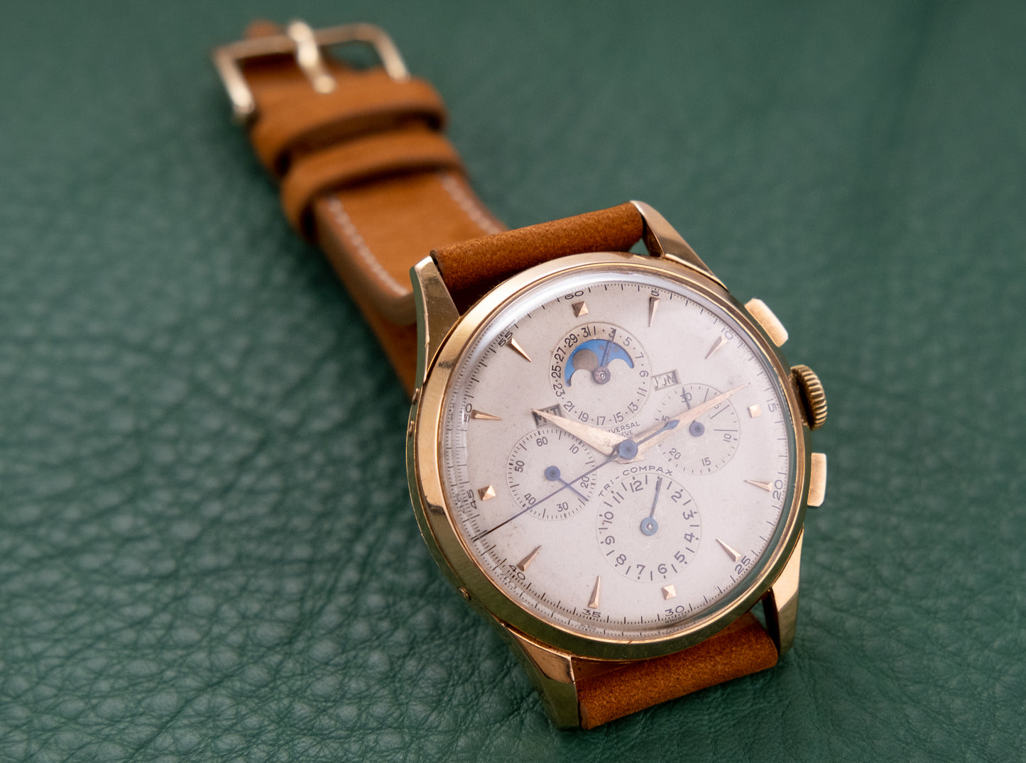 UNIVERSAL GENEVE 18k Gold Tri Compax Chronograph Moonphase Ref 12285 (1950)