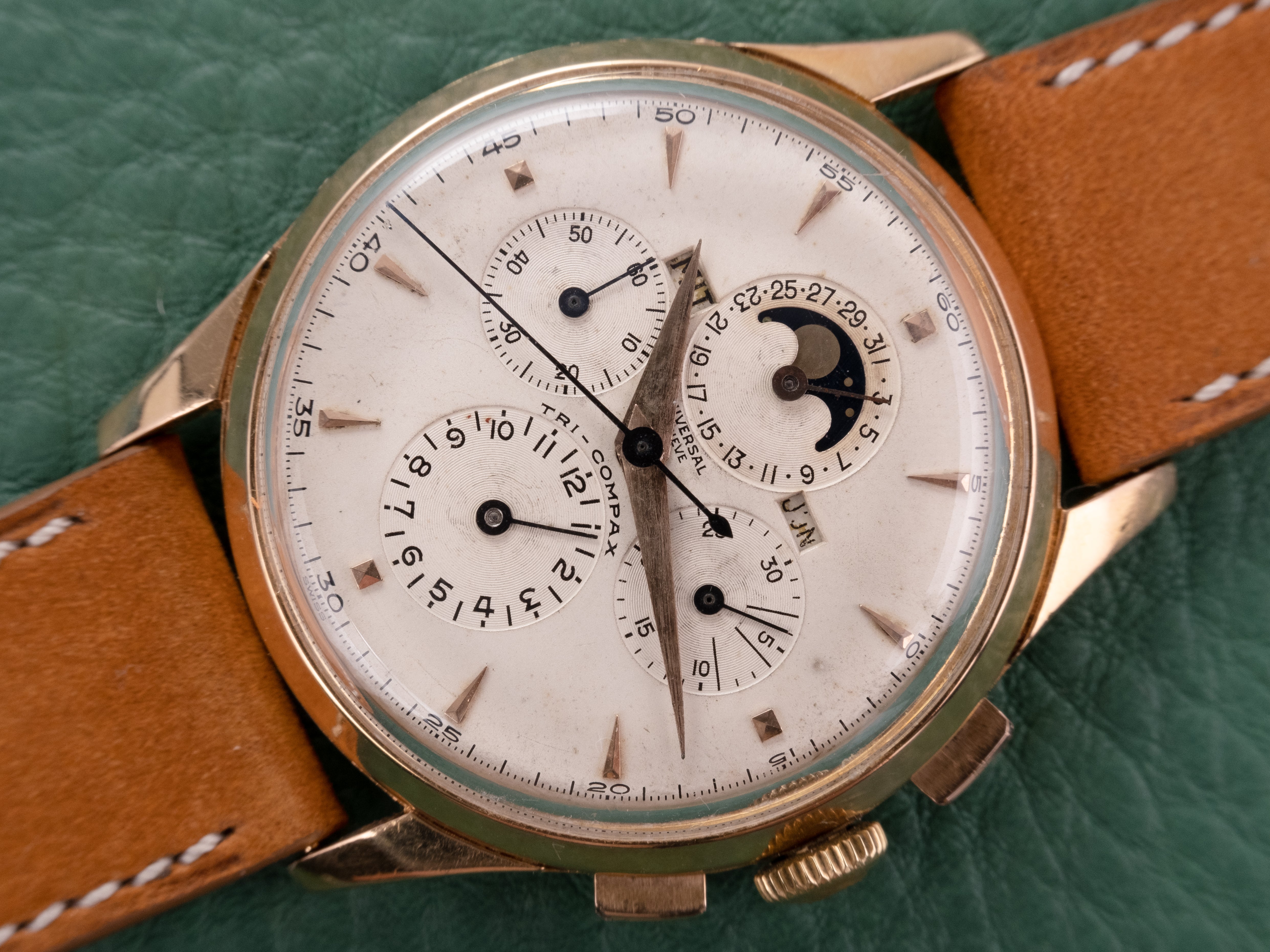 UNIVERSAL GENEVE 18k Gold Tri Compax Chronograph Moonphase Ref 12285 (1950)