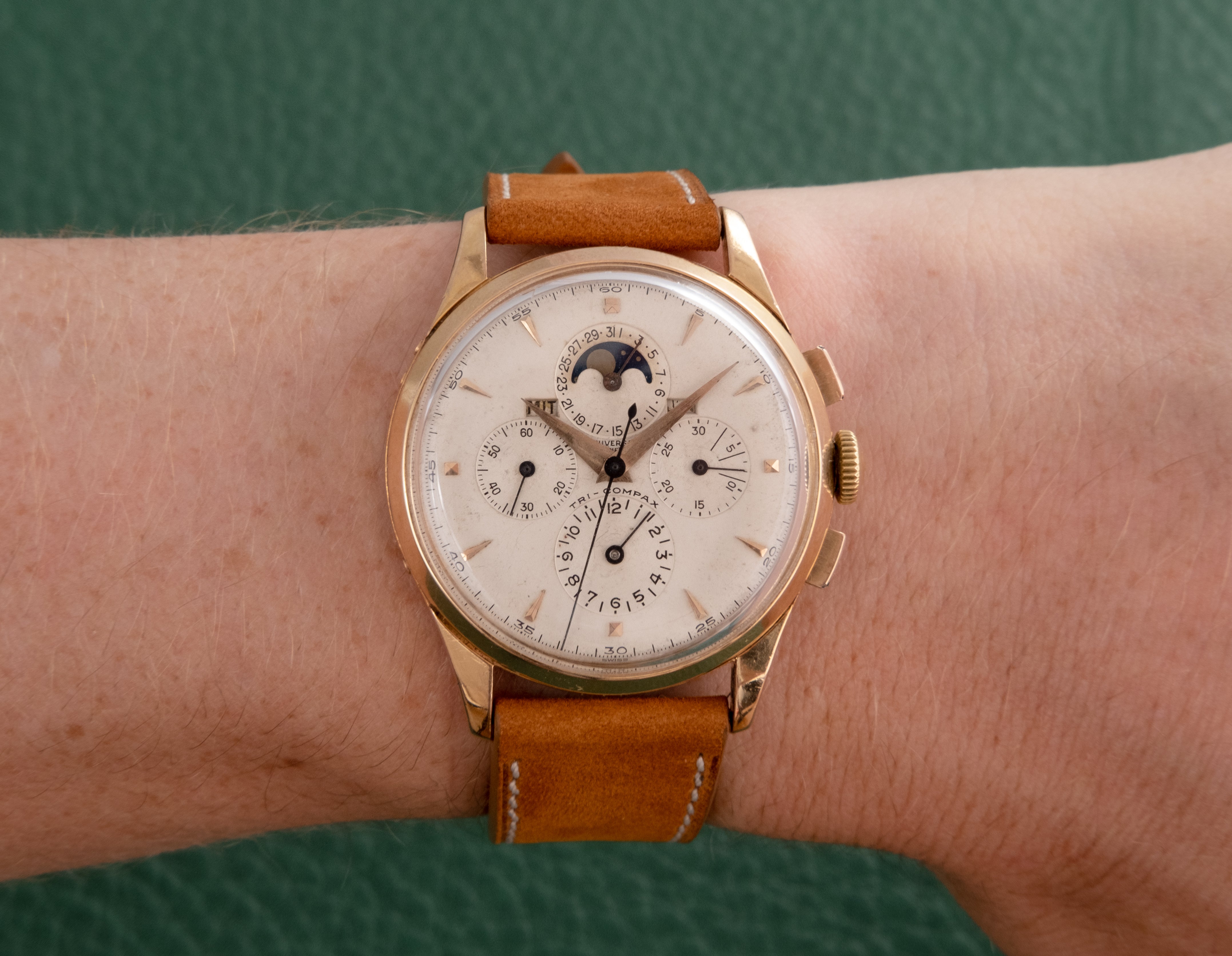 UNIVERSAL GENEVE 18k Gold Tri Compax Chronograph Moonphase Ref 12285 (1950)
