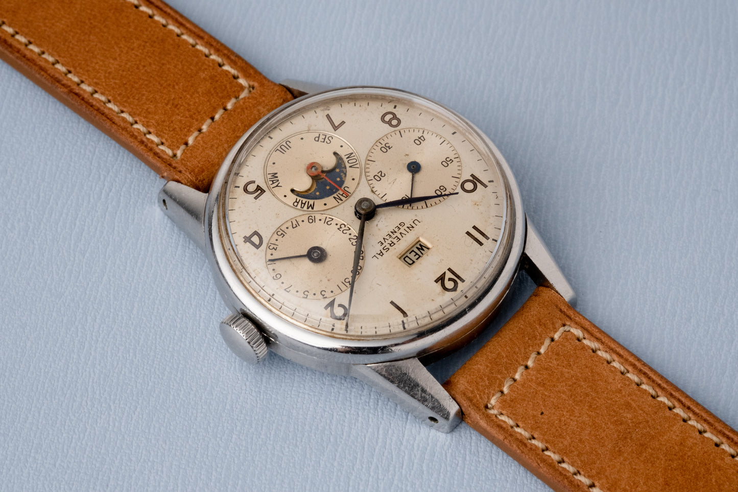 UNIVERSAL GENEVE Triple Calendar Moonphase Ref. 21308 Calibre 291 (1945)
